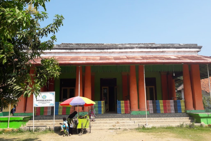 Gedong Duwur di Jalan Mayor Dasuki Desa Penganjang, Kecamatan Sindang, Kabupaten Indramayu, Jawa Barat. 