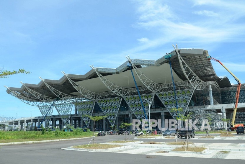 Gedung area keberangkatan dan kedatangan penumpang Bandara Internasional Jawa Barat (BIJB), di Kertajati, Kabupaten Majalengka, Rabu (28/3).