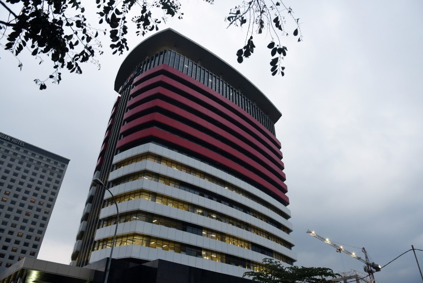 Gedung baru Komisi Pemberantasan Korupsi (KPK) yang masih dalam pengerjaan berdiri megah di Jalan HR Rasuna Said Kav C1, Kuningan, Jakarta, Senin (16/11). 