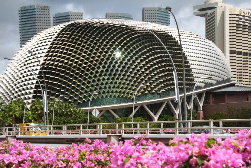 Gedung berbentuk unik ini, Esplanade, merupakan tempat berlangsungnya konser atau pertunjukan lain yang menarik di Singapura.