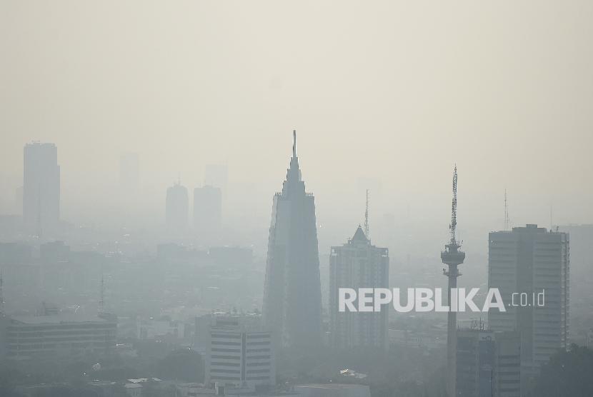 Gedung bertingkat tersamar kabut polusi udara di Jakarta