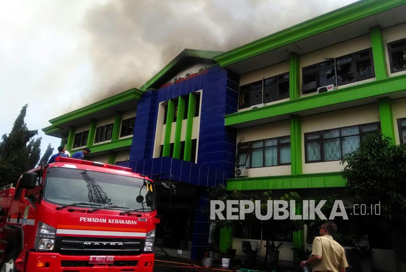 Gedung BPPT Kota Bekasi terbakar.