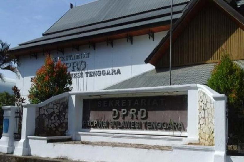Gedung DPRD Provinsi Sulawesi Tenggara (Sultra) di Kota Kendari. Kepolisian mengamankan sebanyak 10 orang pengunjuk rasa yang melakukan demonstrasi di depan gedung Kantor Dewan Perwakilan Rakyat Daerah (DRPD) Sulawesi Tenggara (Sultra).