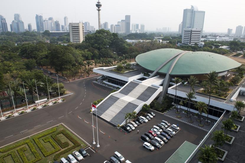 Gedung DPR/MPR Jakarta (ilustrasi). epolisian mengerahkan 2.013 personel gabungan untuk mengamankan aksi beberapa elemen masyarakat di depan Gedung DPR/MPR RI. 