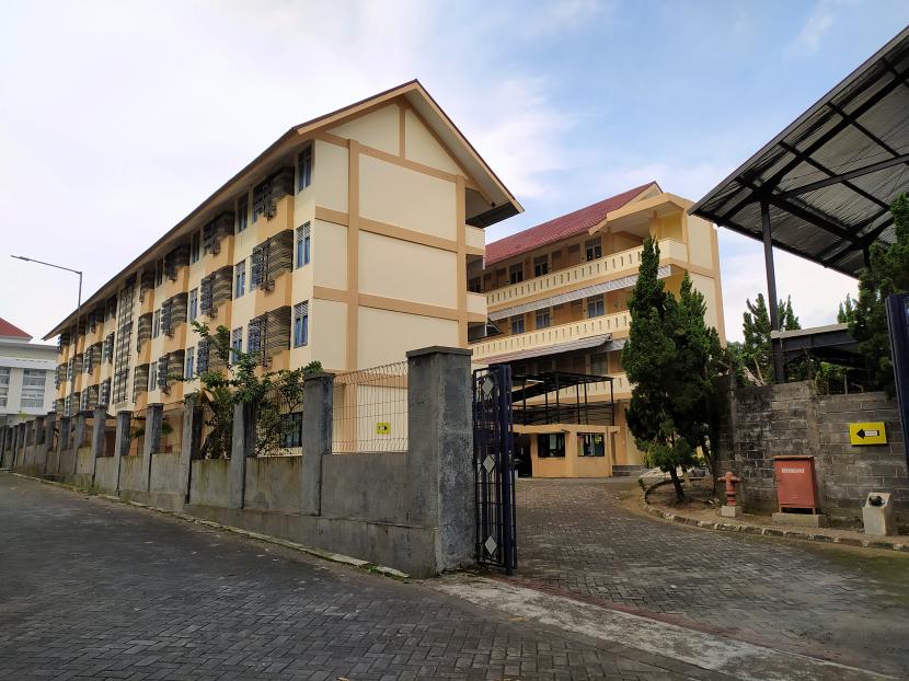 Gedung fasilitas isoter UII Yogyakarta.