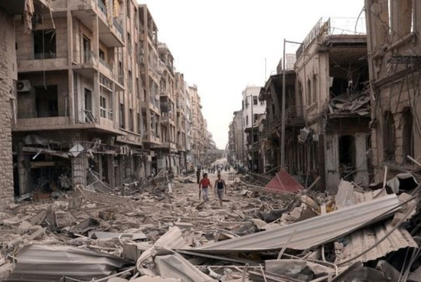 Gedung-gedung di dekat Lapangan Saadallah al-Jabri kota Aleppo, Suriah hancur akibat ledakan bom hari Rabu (3/10).