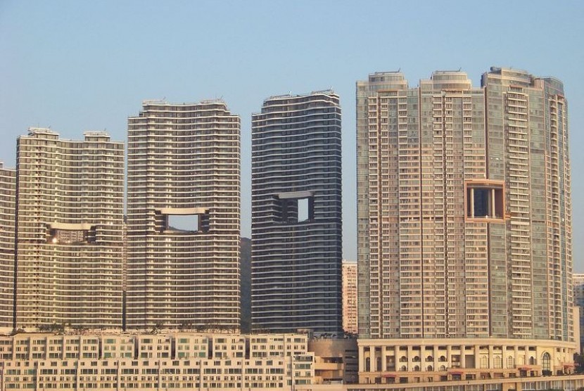 Gedung-gedung di Hong Kong yang menyediakan lubang yang menurut feng shui untuk perlintasan naga dari perbukitan menuju perairan