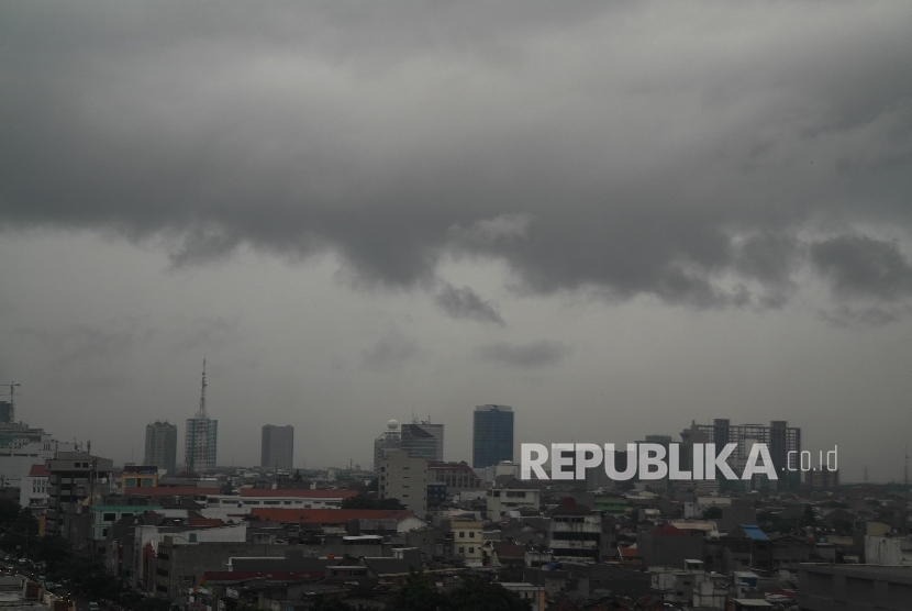 Gedung-gedung di sudut kota Jakarta nampak diselimuti awan hitam, Senin (25/1). Dalam beberapa hari terakhir curah hujan yang mengguyur ibukota cukup tinggi, diperkirakan akan terus meningkat dalam beberapa hari ke depan.