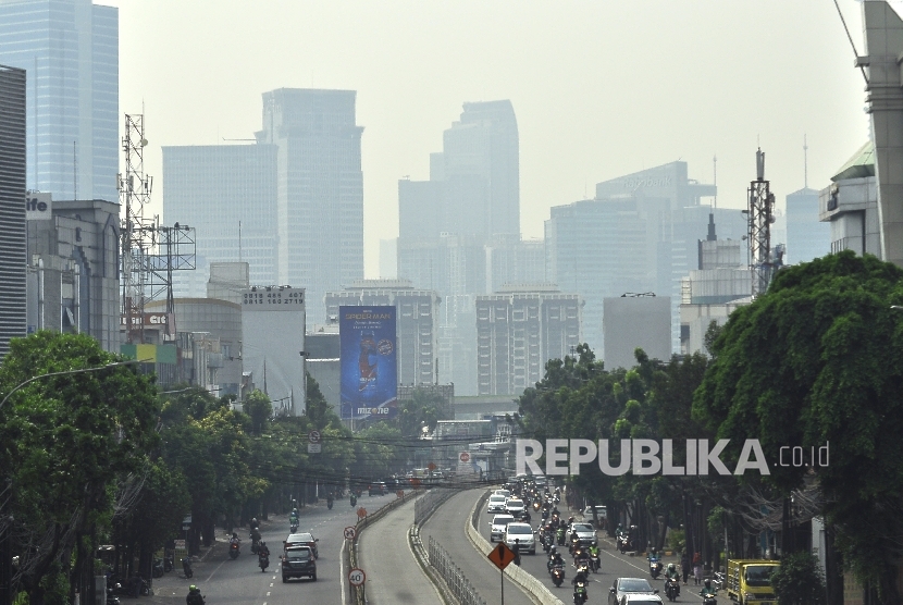  Gedung-gedung perkantoran yang diselimuti kabut udara di Jakarta, Kamis (27/7).