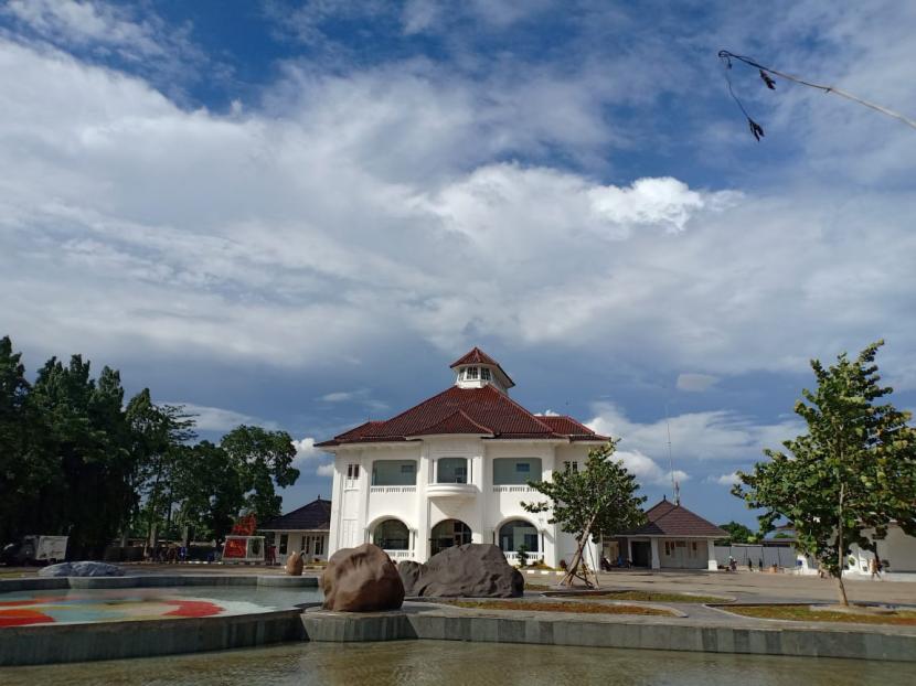 Gedung Juang 45, Tambun, Kabupaten Bekasi bersolek. Kabarnya, gedung yang telah direvitalisasi itu akan dibuka untuk umum pada 28 Desember 2020 mendatang. 