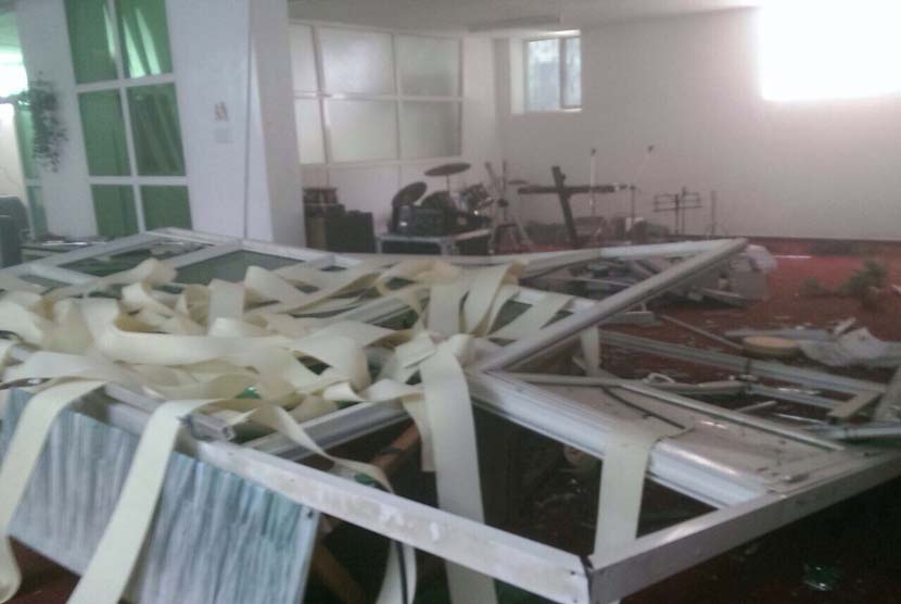   Kantor Kedutaan Besar RI (KBRI) di Sana'a, Yaman, Senin (20/4), hancur setelah terkena serangan bom.