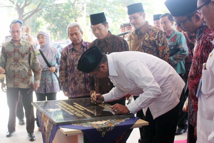  Menag Lukman Hakim Saifuddin meresmikan gedung KH Arief Mustaqiem IAIN Tulungagung, Rabu (10/5). 