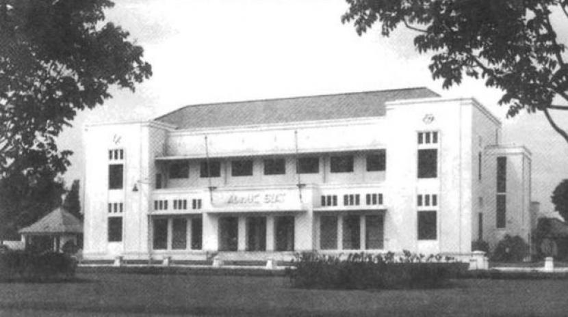 Gedung loji perkumpulan Yahudi Freemason di Batavia. Kini gedung ini menjadi kantor Bappenas di Jalan Diponegoro, Menteng, Jakarta.