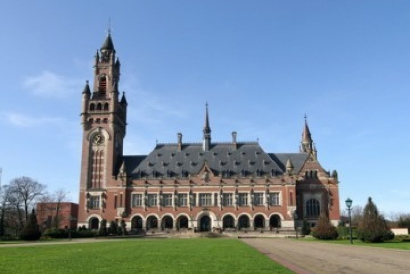 Gedung Mahkamah Internasional di Den Haag, Belanda. Mahkamah Internasional telah memutuskan bahwa Amerika Serikat (AS) telah secara ilegal mengizinkan pengadilan untuk membekukan aset perusahaan dan entitas komersial Iran. Washington pun diperintahkan membayar kompensasi yang jumlahnya akan ditentukan kemudian.