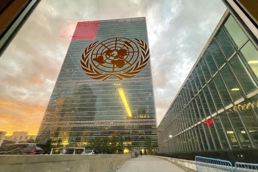 Gedung Markas Besar PBB terlihat dari dalam aula Majelis Umum, Selasa, 21 September 2021. Majelis Umum Perserikatan Bangsa-Bangsa (MU PBB) mengadakan satu menit mengheningkan cipta untuk para korban gempa mematikan di Turki dan Suriah pada Senin (6/2/2023). 