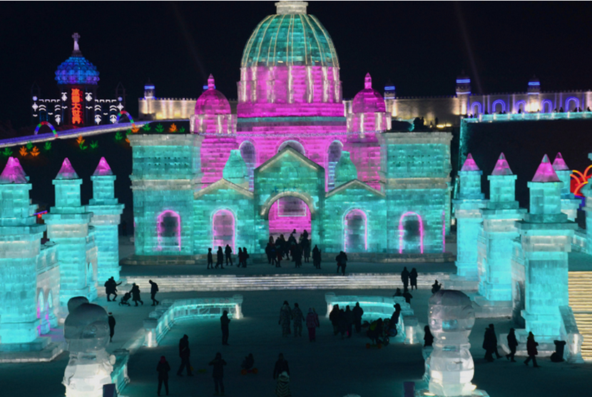 Gedung pahatan es yang dipajang di Festival Pahatan Es di Cina. 