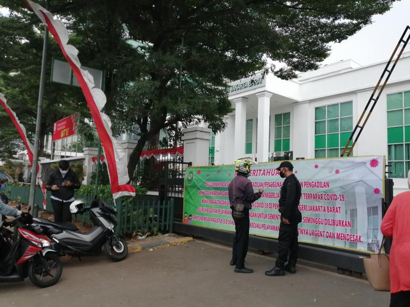Gedung Pengadilan Negeri Jakarta Barat ditutup karena ada salah satu staf yang positif Covid-19, Rabu (5/8).