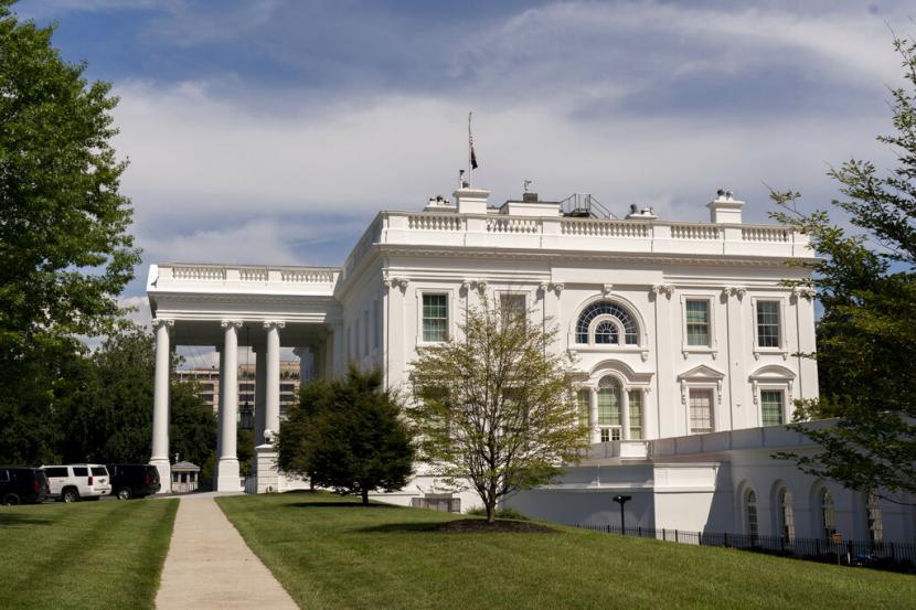 Gedung Putih terlihat Sabtu, 30 Juli 2022, di Washington. Presiden Joe Biden dites positif COVID-19 lagi pada hari Sabtu, sedikit lebih dari tiga hari setelah ia diizinkan keluar dari isolasi virus corona, kata Gedung Putih, dalam kasus 