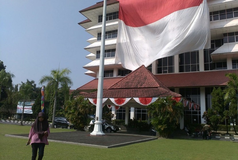 Gedung rektorat UPN disleimuti bendera raksasa.