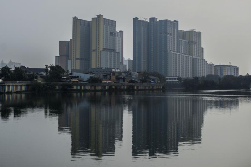 Gedung RSDC Wisma Atlet Kemayoran terlihat dari Danau Sunter, Jakarta.