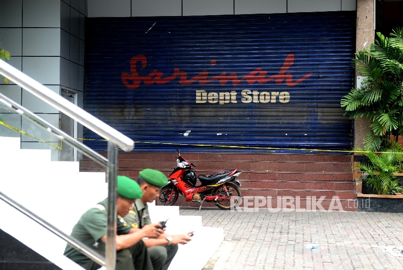 Gedung Sarinah ditutup usai ledakan bom di Pos Polisi Sarinah, Jakarta, Kamis (14/1).    (Republika/Wihdan)