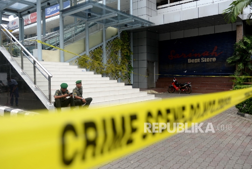 Gedung Sarinah ditutup usai ledakan bom di Pos Polisi Sarinah, Jakarta, Kamis (14/1). 