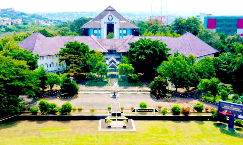  Gedung Widya Puraya Rektorat Universtas Diponegoro (Undip), kampus Tembalang, Kota Semarang.
