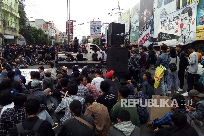 Gejayan Memanggil #3. Aliansi Mahasiswa Jogja menggelar aksi di pertigaan Gejayan, Yogyakarta, Senin (9/3). Mereka menuntut penolakan RUU Omnibus Law.