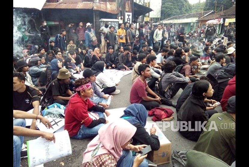 Gejayan Memanggil #3. Aliansi Mahasiswa Jogja menggelar aksi di pertigaan Gejayan, Yogyakarta, Senin (9/3). Mereka menuntut penolakan RUU Omnibus Law.(Republika/Wihdan Hidayat)