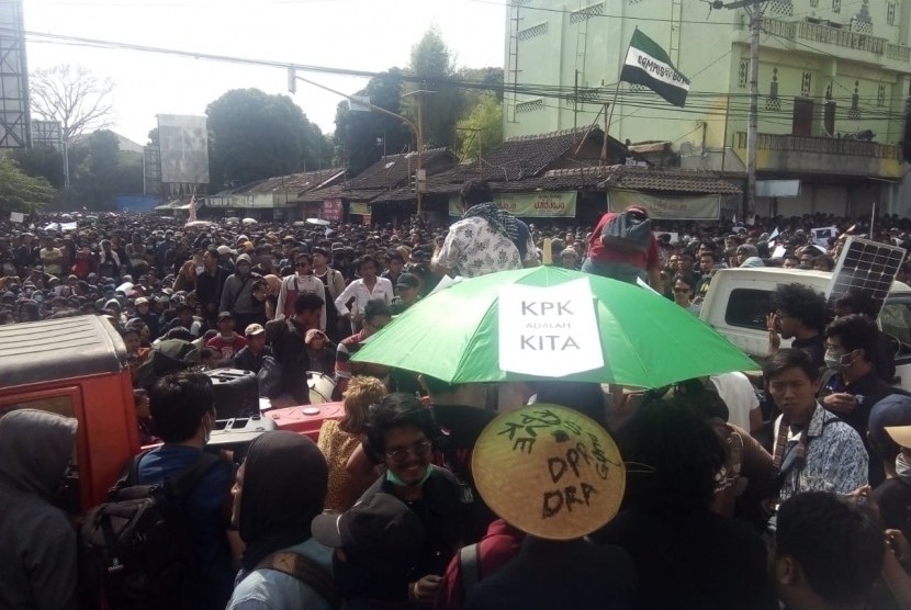 Gejayan Memanggil. Mahasiswa dari berbagai kampus di Yogyakarta menggelar aksi di Jalan Gejayan, Yogyakarta, Senin (23/9/2019).