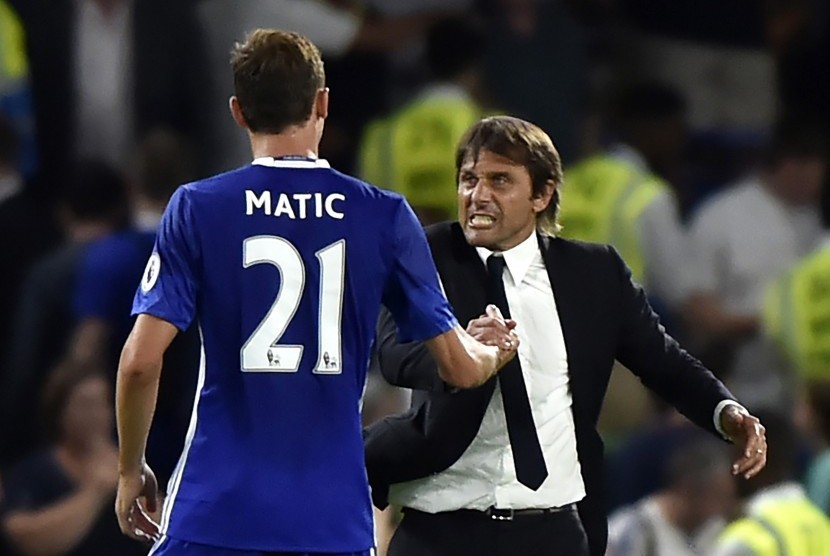 Gelanda Chelsea, Nemanja Matic (kiri) bersama pelatih, Antonio Conte saat laga Liga Primer lawan West Ham di Stamford Bridge, 15 Agustus lalu.