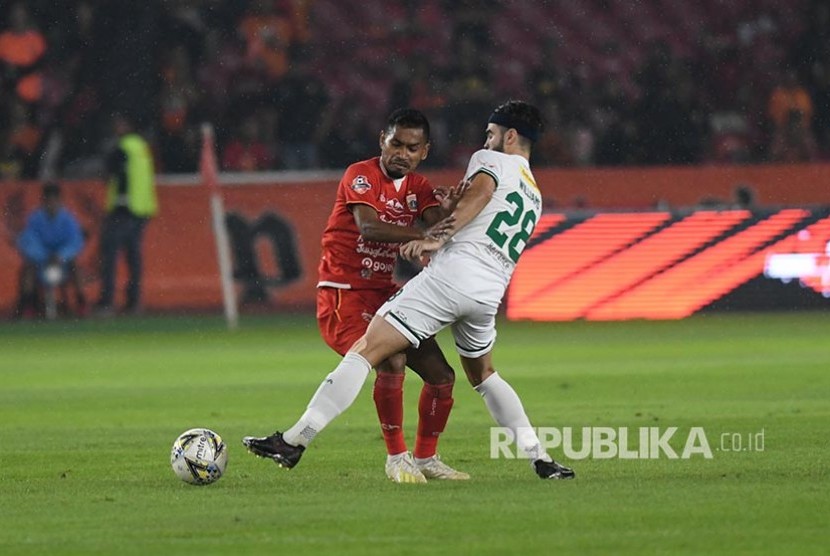 Gelandang Persija Jakarta Rizki Ramdani Lestaluhu (kiri) berusaha melewati hadangan pemain Persebaya Surabaya Aryn Glen Williams (kanan) pada laga vLiga-1 Indonesia di Stadion Utama Gelora Bung Karno (GBK), Jakarta, Selasa. Demi menghadapi kompetisi musim depan, Persija perpanjang kontrak pemain andalan. Ilustrasi.