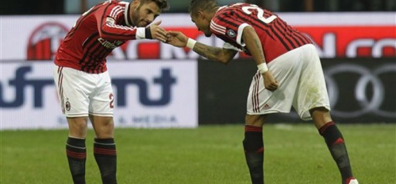 Gelandang AC Milan, Antonio Nocerino (kiri), melakukan selebrasi sentuh jari dengan rekannya, Kevin Prince Boateng, usai menjebol jala Siena di San Siro, Milan, Sabtu (17/12).