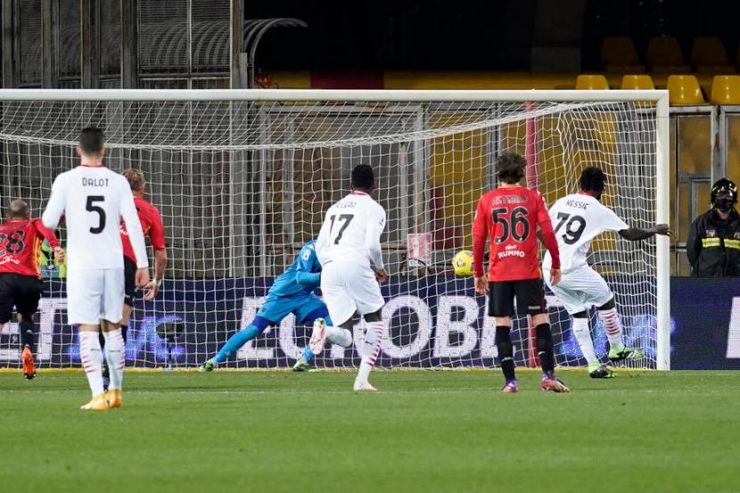 Gelandang AC Milan Franck Kessie (kanan) membobol gawang Benevento lewat titik putih.