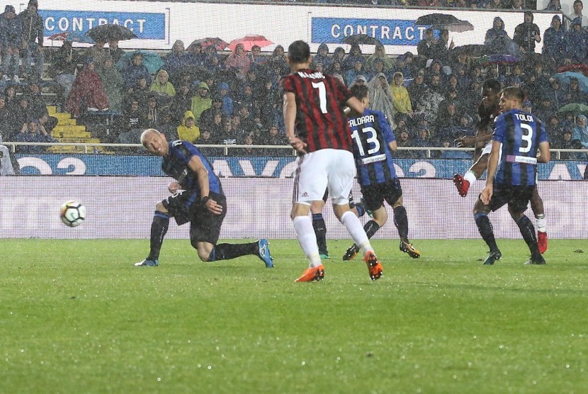 Gelandang AC Milan Franck Kessie mencetak gol ke gawang Atalanta, Ahad (13/5) waktu setempat.