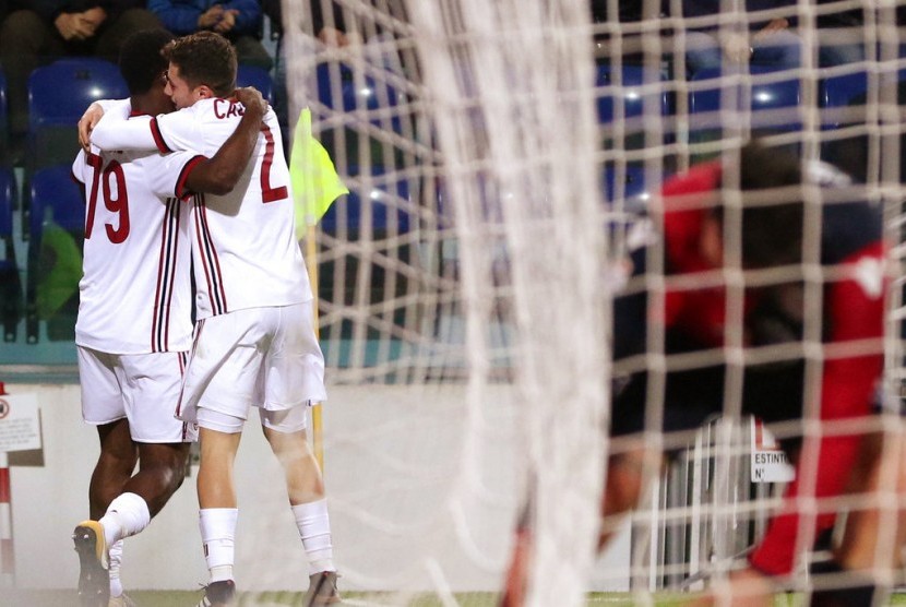 Gelandang AC Milan, Franck Yannick Kessie (kiri) merayakan golnya ke gawang Cagliari pada laga Serie A di Arena Sardegna, Senin (22/1) dini hari WIB. Milan menang 2-1.