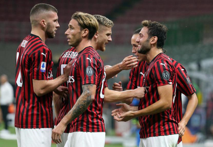 Gelandang AC Milan Hakan Calhanoglu (kanan) merayakan golnya ke gawang Atalanta.