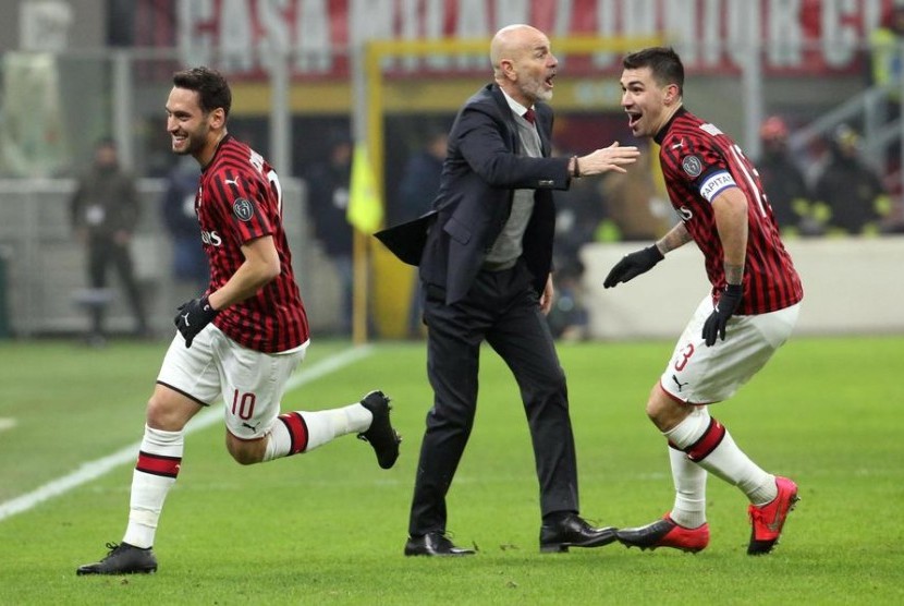 Gelandang AC Milan Hakan Calhanoglu (kiri) merayakan golnya ke gawang Torino pada perempat final Coppa Italia.