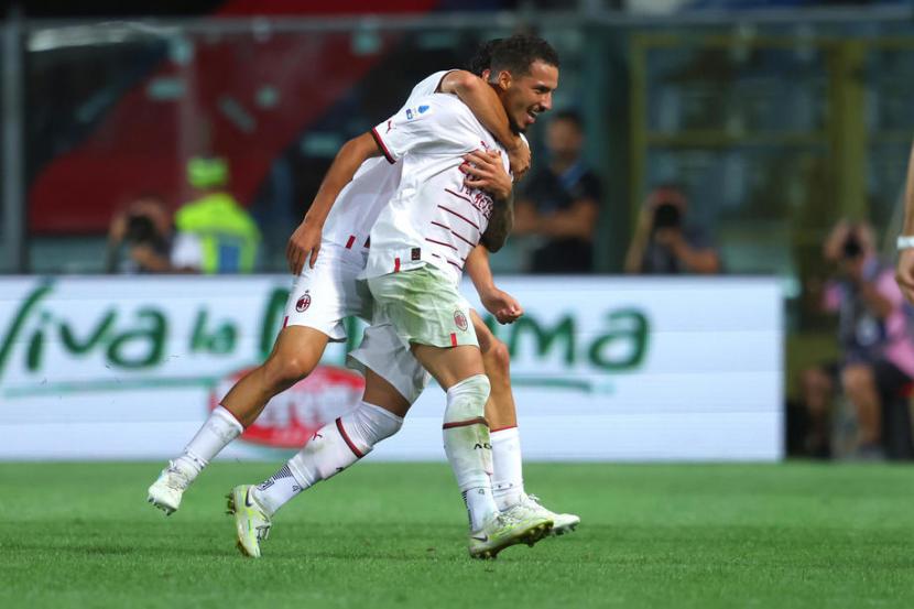 Gelandang AC Milan Ismael Bennacer merayakan gol penyeimbang ke gawang Atalanta dalam pertandingan Serie A Liga Italia.