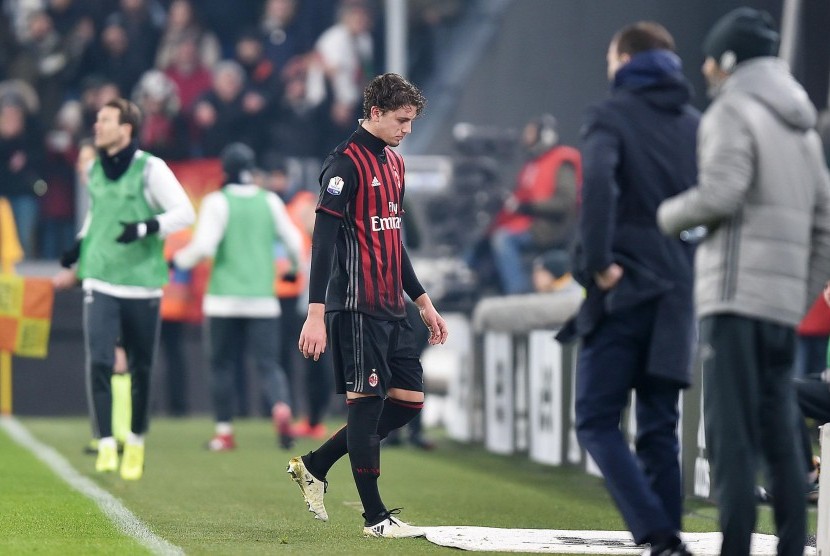 Gelandang AC Milan, Manuel Locatelli berjalan ke luar lapangan setelah menerima kartu merah pada laga perempat final Coppa Italia lawan Juventus, di stadion Juventus, Kamis (26/1) dini hari WIB. Milan kalah 1-2 pada laga ini.