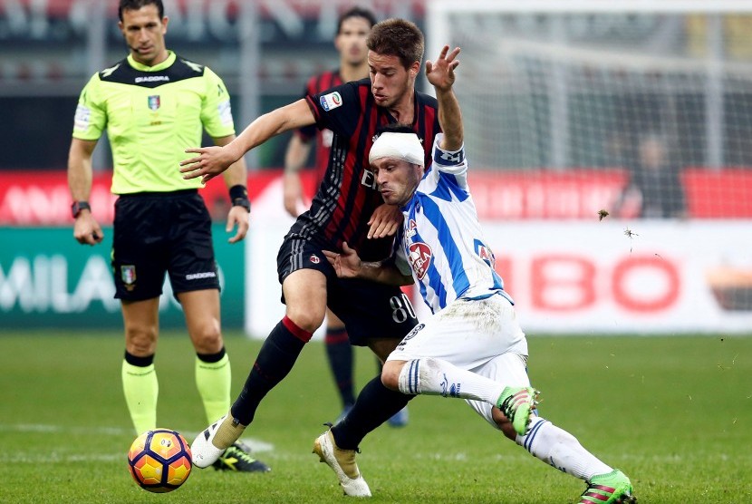 Gelandang AC Milan, Mario Pasalic (tengah) pada laga debutnya lawan Pescara akhir Oktober lalu. Pasalic kini menjadi pilihan utama pelatih, Vicenzo Montella.