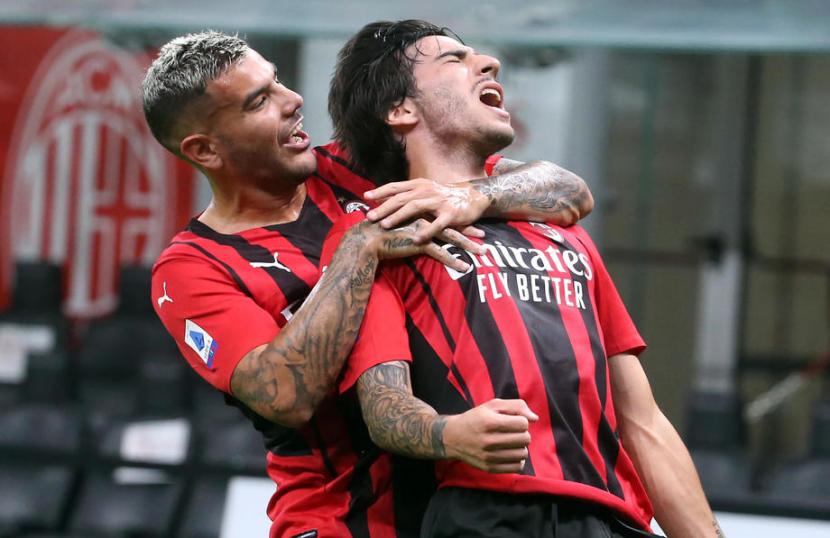 Gelandang AC Milan Sandro Tonali (kanan) merayakan golnya ke gawang Cagliari dalam lanjutan Serie A, Senin (30/8) dini hari WIB.