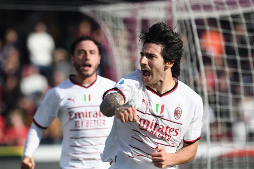 Gelandang AC Milan Sandro Tonali merayakan golnya ke gawang Salernitana dalam lanjutan Liga Italia Serie A.