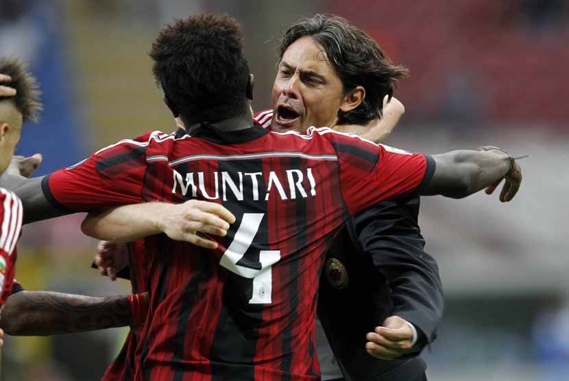 Gelandang AC Milan, Sulley Muntari, melakukan selebrasi bersama pelatih Filippo Inzaghi (kanan) usai menjebol gawang Lazio di laga pembuka Serie A Italia di San Siro, Milan, Ahad (31/8). 