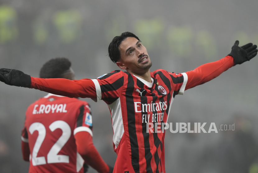 Gelandang AC Milan Tijjani Reijnders merayakan golnya ke gawang Empoli dalam pertandingan Serie A Liga Italia di San Siro, Milan, Ahad (1/12/2024) dini hari WIB.