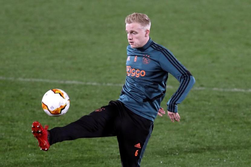 Gelandang Ajax Amsterdam, Donny van de Beek, dilaporkan akan merapat ke Manchester United.
