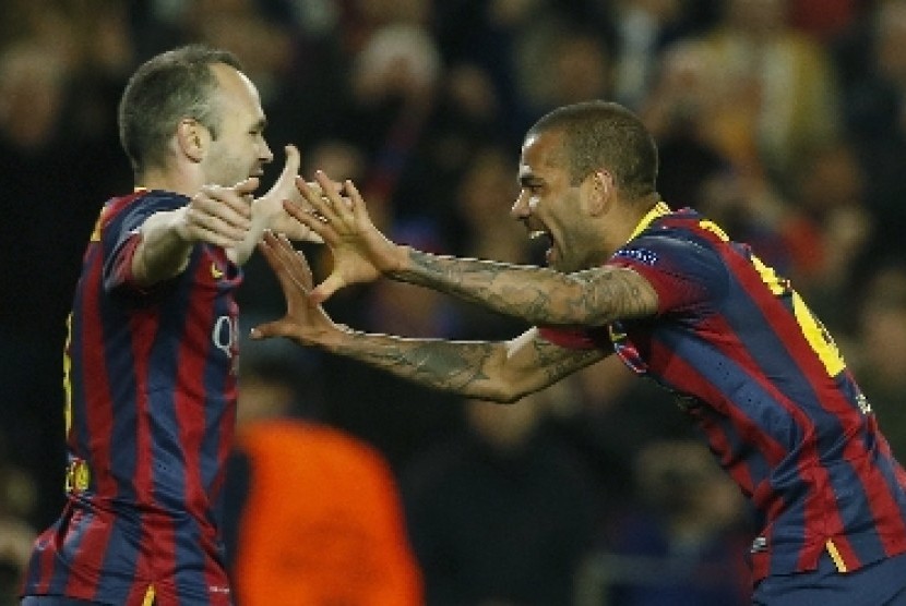 Gelandang  Andres Iniesta bersama Daniel Alves.