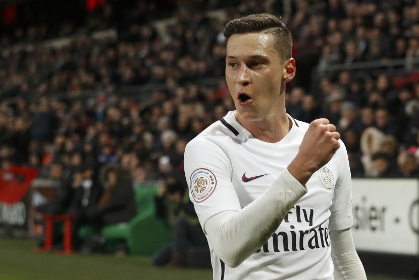 Gelandang anyar Paris Saint-Germain (PSG), Julian Draxler merayakan golnya ke gawang Stade Rennais pada laga Ligue 1 di stadion Rennais, Sabtu (14/1). PSG menang 1-0 pada laga ini.