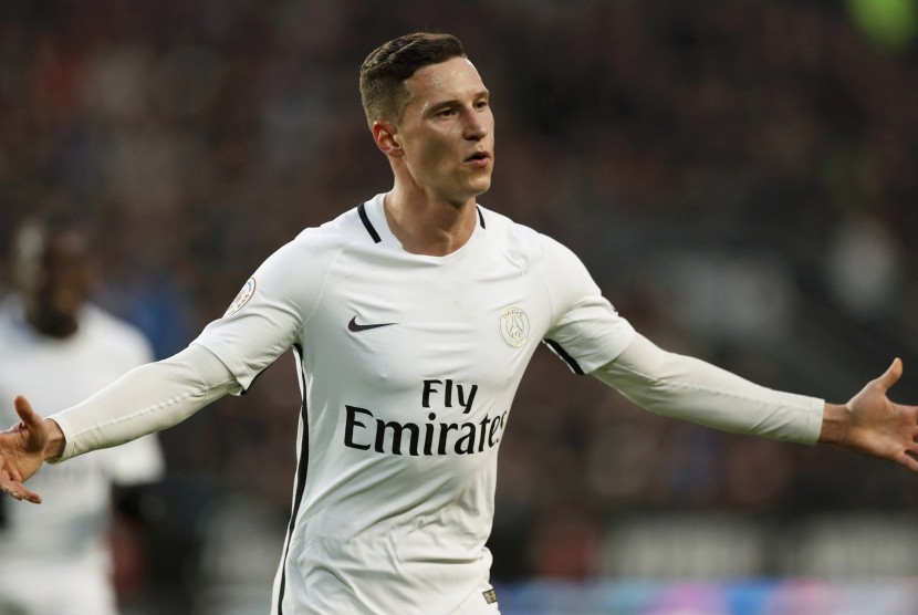 Gelandang anyar Paris Saint-Germain (PSG), Julian Draxler merayakan golnya ke gawang Stade Rennais pada laga Ligue 1 di stadion Rennais, Sabtu (14/1). PSG menang 1-0 pada laga ini.