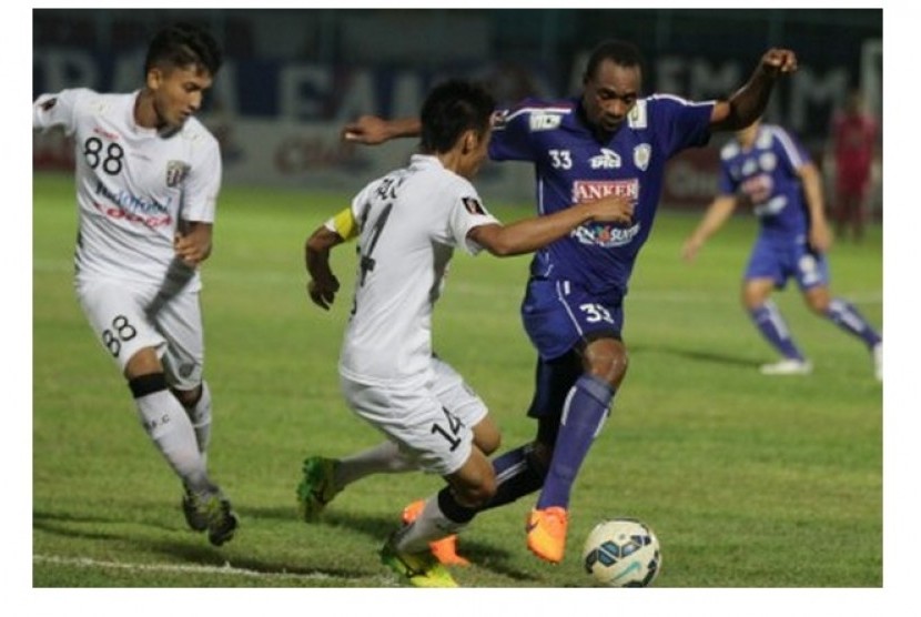 Gelandang Arema Cronus Lancine Kone (kanan) berusaha melewati pemain Bali United Fadil Sausu (tengah) dan Komang Adi Parwa (kiri) dalam pertandingan leg pertama perempat final Piala Presiden di Malang, akhir pekan lalu.